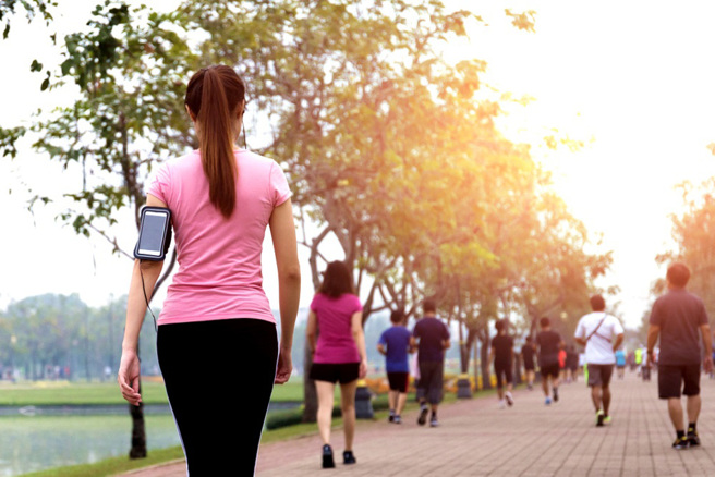 很多人會以日行萬步當成目標，但有研究顯示，其實不需要走到這麼多步數。（示意圖／shutterstock）