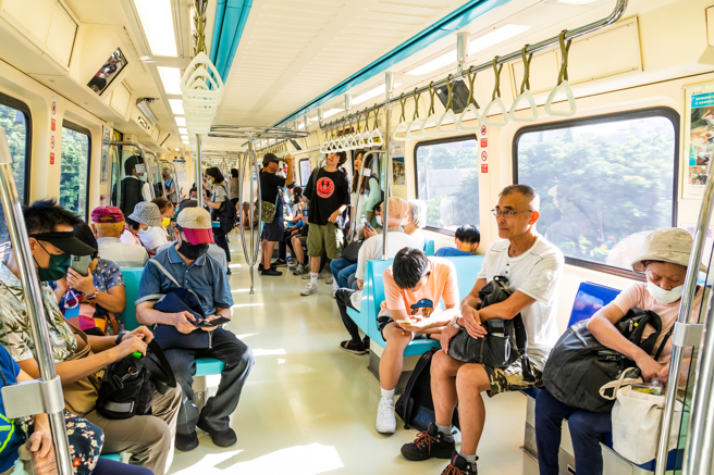 脸书粉专《交通大小事》表示，博爱座原始美意是礼让给老弱妇孺，重点在于程客间互相体贴。（图／示意图，达志影像）