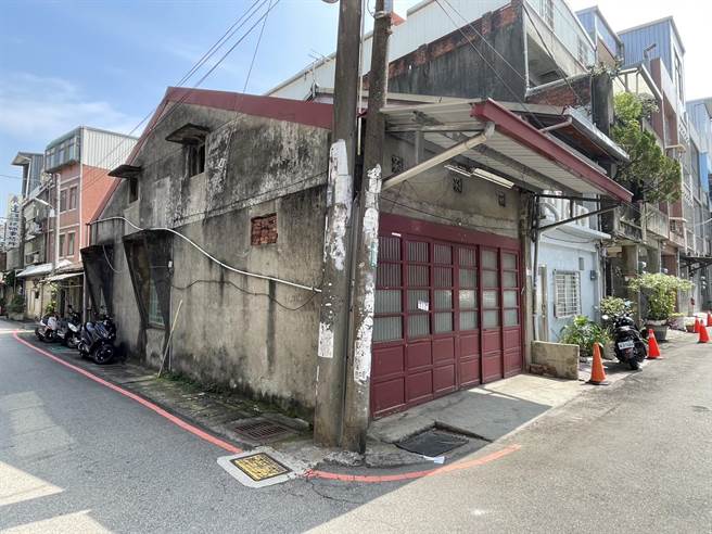 桃園市政府修法，為未領使照20年的老屋解套，未來可合法申接水電，改善生活品質跟居住安全。（建管處提供／蔡依珍桃園傳真）