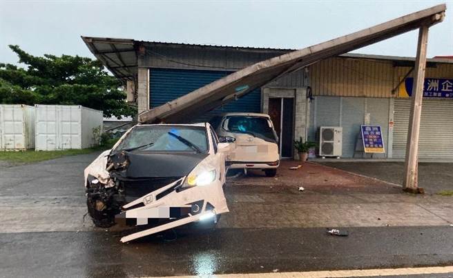 肇事车辆撞至民宅停车棚。（民眾提供／吴佩蓉宜兰传真）