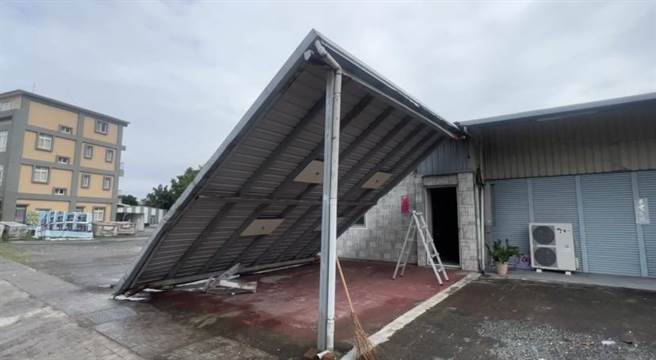 民宅停车棚遭撞，屋顶倾斜倒掉。（民眾提供／吴佩蓉宜兰传真）