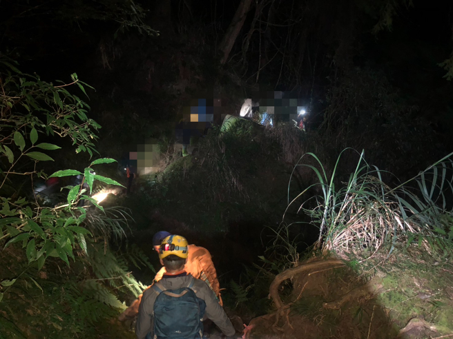 逢甲大學登山社在水漾森林遭虎頭蜂圍攻，10男女受傷送醫。(嘉義縣消防局提供)