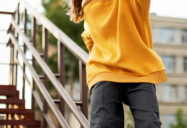 男学生不好好走楼梯，直接滑扶手下楼，结果坠楼骨折。（示意图／达志影像）