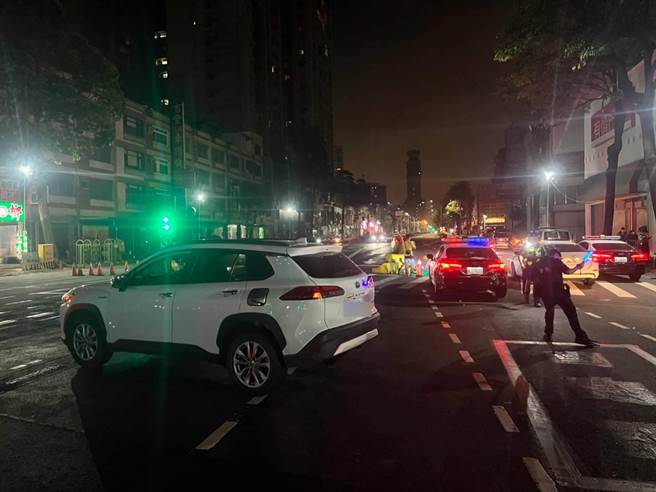 黃姓高中生無照雙載還闖紅燈，遭白色休旅車撞上，所幸僅受輕傷，警方將針對違規行為依法開罰。（警方提供／任義宇高雄傳真）