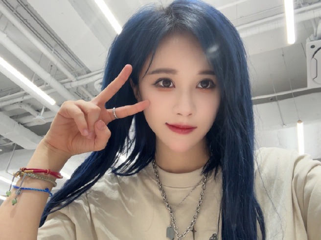 段艺璇日前表演时遭背板砸。（图/段艺璇 徵博）