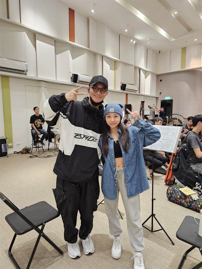 艾薇与卓义峯为筹备这场演出密集排练两周。（喜鹊娱乐提供）