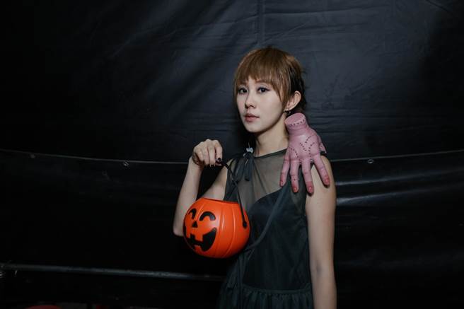 白安跳脱以往风格扮《星期三》模样吸晴。（相信音乐提供）