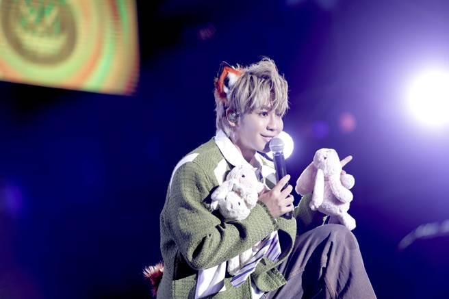 鼓鼓准备了糖果和兔子玩偶送给幸运歌迷。（相信音乐提供）