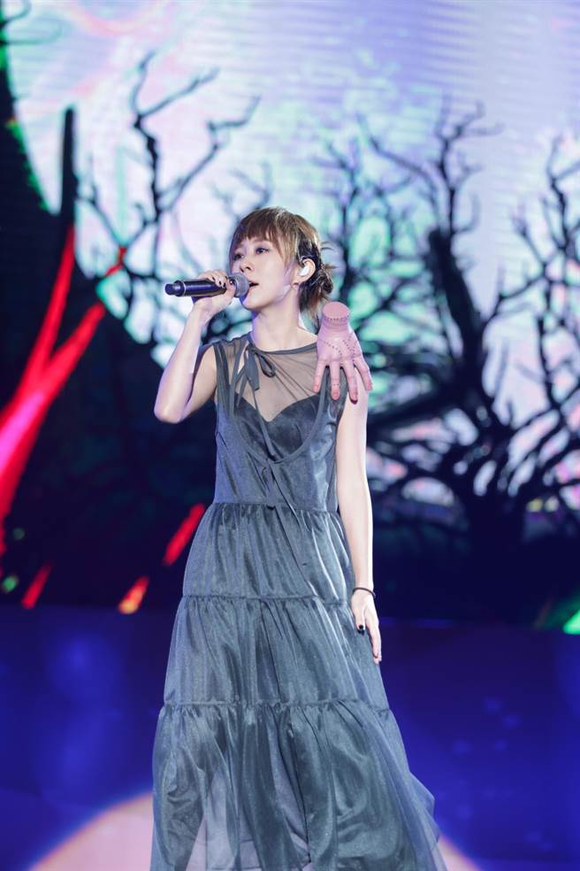 白安跳脱以往风格扮《星期三》模样吸晴。（相信音乐提供）