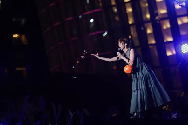 白安发送糖果给台下歌迷。（相信音乐提供）