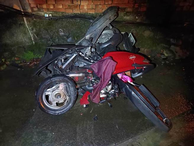 江姓女骑士的机车毁损严重。（罗东分局提供／吴佩蓉宜兰传真）