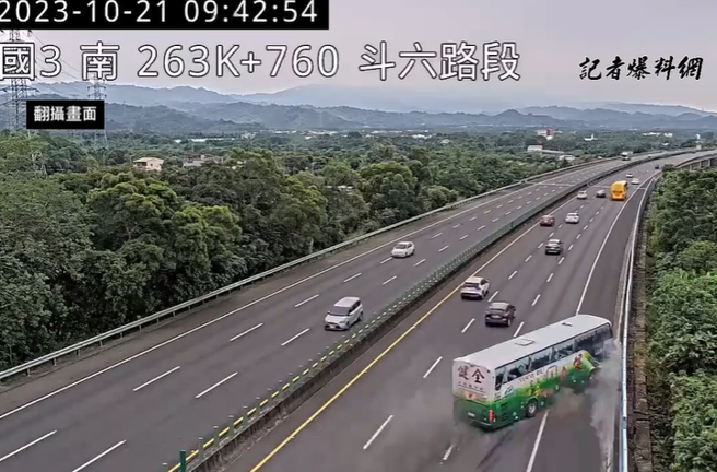 游览车先高速撞向右侧隔音墙。(翻摄自记者爆料网)