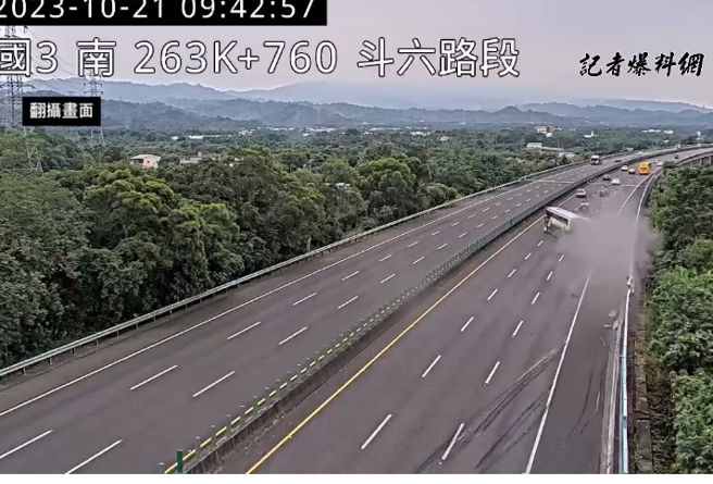 撞击隔音墙后又回弹横跨3车道撞向内侧护栏。(翻摄自记者爆料网)