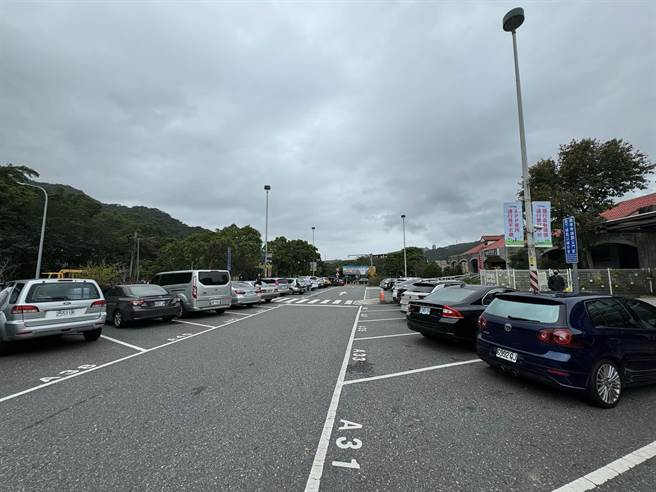 臉書粉專「停車者之歌」今（22）日上午於國道三號石碇服務區發起「汽車起義」，號召重機車友「兩輪改四輪」，將石碇服務區停車場停好停滿。（翻攝臉書《通勤者之歌》）