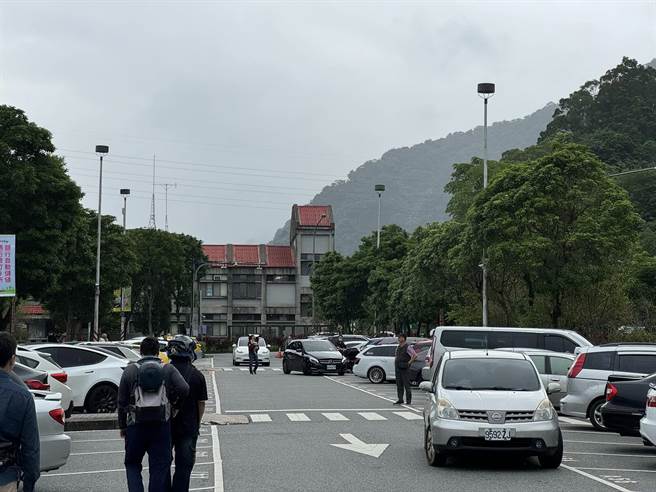 臉書粉專「停車者之歌」今（22）日上午於國道三號石碇服務區發起「汽車起義」，上午10時左右，已有逾百輛汽車停放於停車場內。（翻攝臉書《通勤者之歌》）