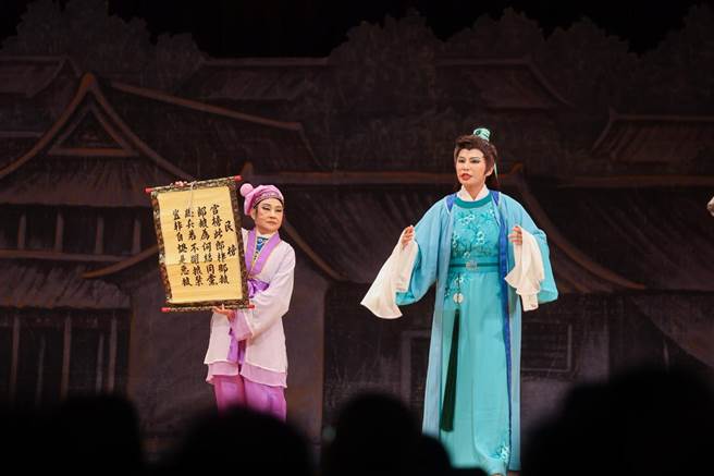 新北市自2011年起府會舉辦敬老獻藝歌仔戲活動，每年都由市府首長及市議會議員合力演出，今年邁入第10年，是全台各縣市絕無僅有府會共演敬老活動。（新北市新聞局提供／劉瑋晴新北傳真）