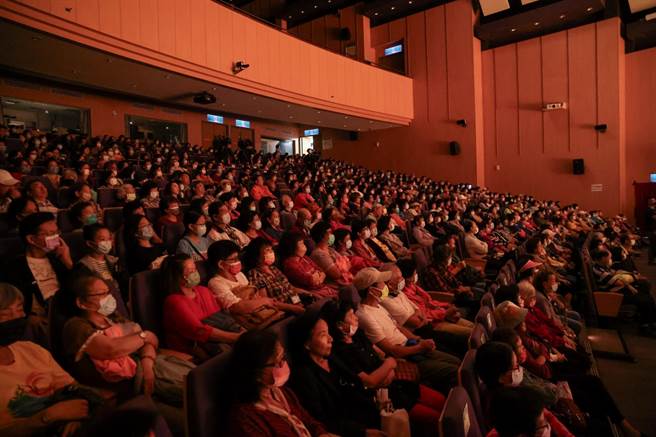 新北市在重陽節前，應景上演2023年敬老獻藝歌仔戲，演出全新戲碼《雲開月明》，吸引近千位長者一起欣賞好戲。（新北市新聞局提供／劉瑋晴新北傳真）