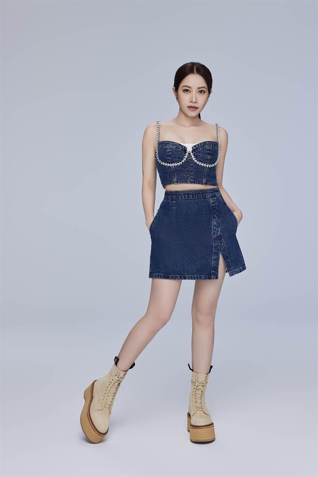 徐怀钰推出新歌〈达尔文步伐〉演唱会LIVE影片。（滚石唱片提供）