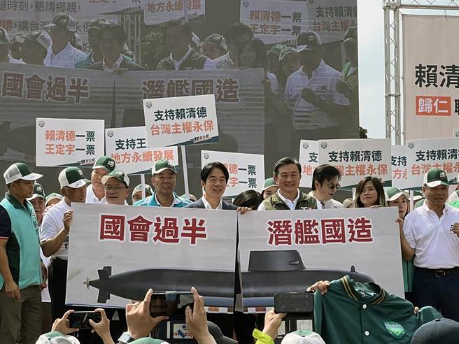 民进党总统参选人赖清德与寻求连任的民进党籍台南市立委王定宇，今天在归仁仁寿宫前广场举行归仁联合竞选总部成立大会时，高喊「国会过半，潜舰国造」，争取民眾的支持。（洪荣志摄）