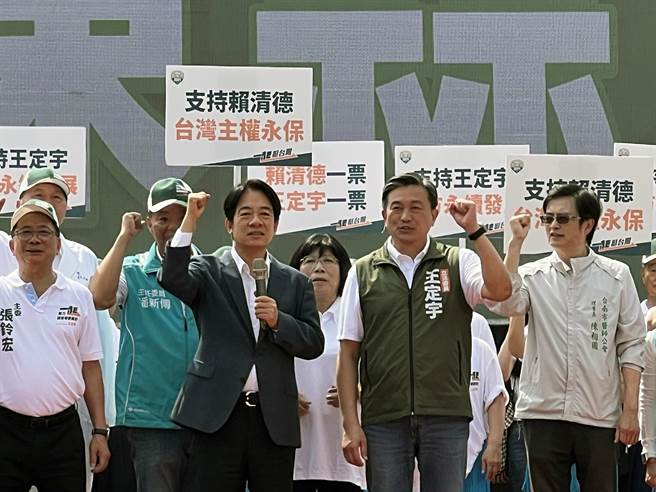 民进党总统参选人赖清德与寻求连任的民进党籍台南市立委王定宇，今天在归仁仁寿宫前广场举行归仁联合竞选总部成立大会时，高喊「国会过半，潜舰国造」，争取民眾的支持。（洪荣志摄）