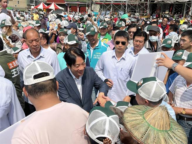 民进党总统参选人赖清德与寻求连任的民进党籍台南市立委王定宇，今天在归仁仁寿宫前广场举行归仁联合竞选总部成立大会。赖清德进场时，大批民眾夹道欢迎。（洪荣志摄）
