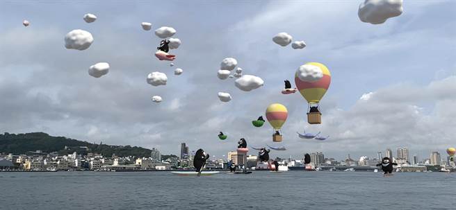 高雄轮船公司与瑞盛数位科技合作推出「高雄熊AR冒险」手机APP，利用手机镜头与AR科技，在搭渡轮期间就能看到「高雄熊」在天上陪你遨游。（轮船公司提供／任义宇高雄传真）