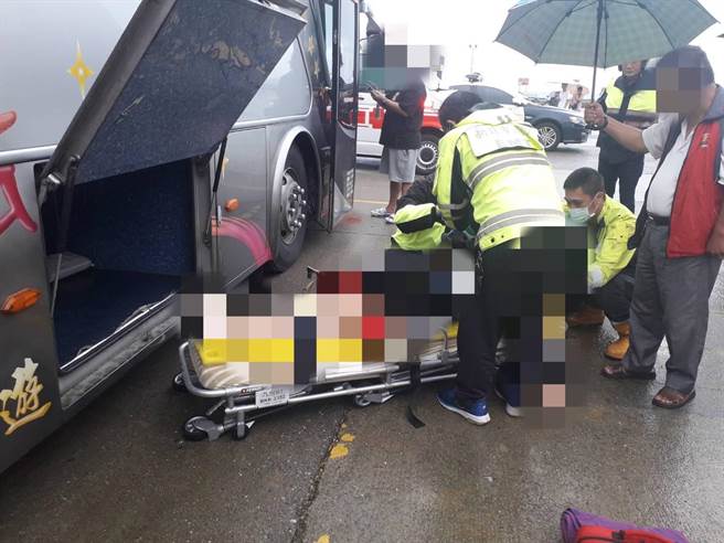 台中52歲男子疑因前晚喝太多，今搭車前往新北金九地區旅遊，北上車程中醉躺遊覽車行李室，未料當車抵達水湳洞停車場後，竟發現林男已無生命跡象。（民眾提供）