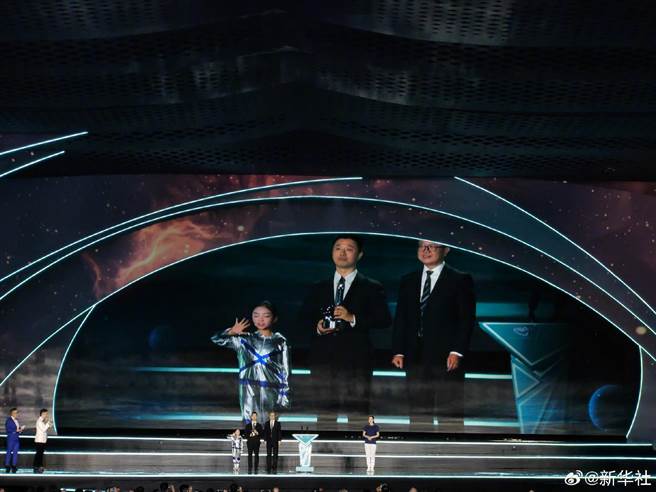 世界科幻最高荣誉「雨果奖」21日在四川成都揭晓，大陆科幻作家海漄凭借《时空画师》斩获「最佳短中篇小说」奖项。（新华社）