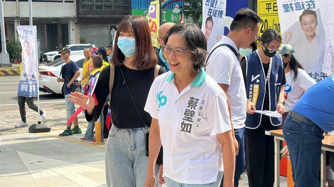 國民黨提名立委參選人林家興22日舉辦競選總部成立大會，民眾黨立委參選人蔡壁如到場力挺。（馮惠宜攝）
