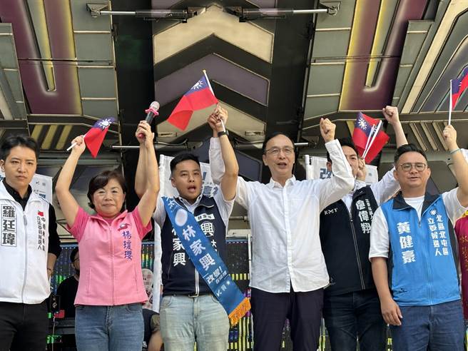 國民黨立委參選人林家興22日成立競選總部，國民黨主席朱立倫親自授旗。（馮惠宜攝）