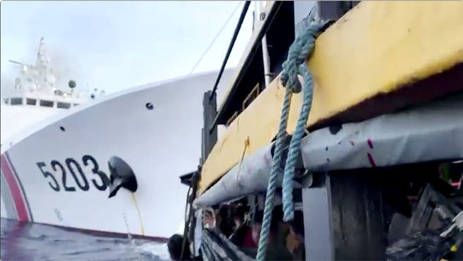 菲律宾22日公布画面，指控中国海警船危险拦阻菲国补给船只，导致补给船及菲国海岸防卫队船只被撞到受损。图为拦阻菲国补给船的中国海警船5203号。（图／美联社、菲律宾军方提供）
