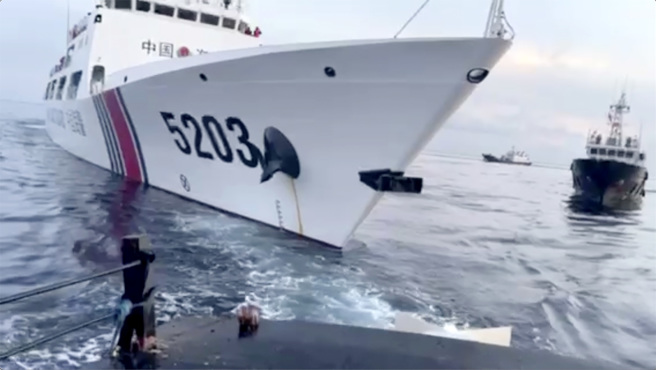 菲律宾22日公布画面，指控中国海警船危险拦阻菲国补给船只，导致补给船及菲国海岸防卫队船只被撞到受损。图为拦阻菲国补给船的中国海警船5203号。（图／美联社、菲律宾军方提供）