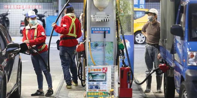 中油宣布，23日凌晨零时起，汽、柴油各调降0.3元。图／本报资料照片