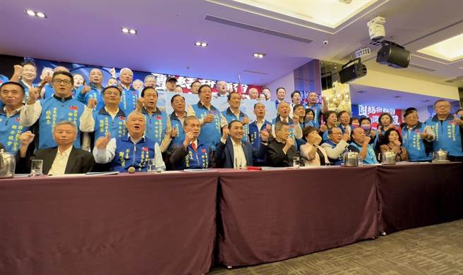 国民党总统参选人侯友宜今上午出席中华民国公教军警消联合总会「力挺侯友宜专刊」发布会。（张薷摄）