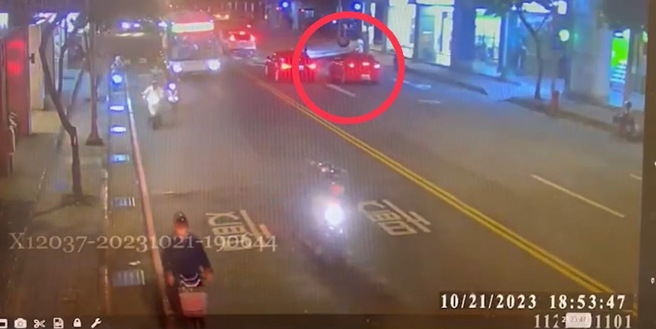 新店警分局昨晚接獲報案，指稱中正路與民權路口發生一起車禍事故。（圖 / 劉詠韻翻攝）