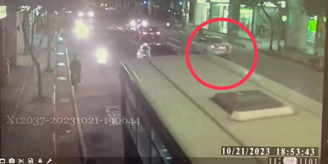 該肇事車輛一開始仍正常行駛於道路中央。（圖 / 劉詠韻翻攝）