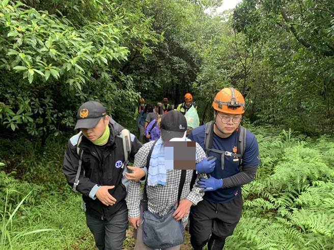 2023年10月22日新北市／新北市双溪区22日又传出虎头蜂攻击登山客的事件，救护人员协助患者送医。（新北市消防局第六大队提供／吕健豪新北传真）