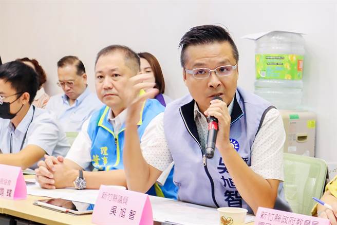 新竹县议员吴旭智发现国教署在不同政党立委召开的协调会，对国立高中是不是要增班的说法不一，希望「教育，不要分顏色！」（吴旭智团队提供／罗浚滨新竹传真）