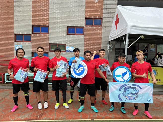 海洋委员会海洋保育署今天藉由海洋大学举办外籍渔工足球赛活动，透过发放宣导毛巾宣传海洋环境保护意识，期待传达「垃圾不落海」观念予现场200多位参赛的外籍渔工，促使他们更加关注自己日常工作中的行为对环境造成的影响。（海保署提供／林雅惠高雄传真）