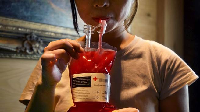 限期5天的「大地古堡萬聖節住房專案」，住房可免費享用飯店特製充滿驚悚的「暗黑魔幻之夜」套餐2客。(北投大地酒店提供)