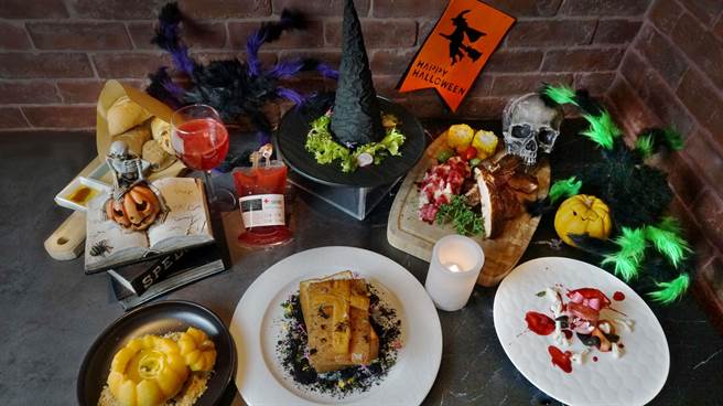 餐後飲品「洛神楊桃凍飲」，讓人一秒變身暗夜吸血鬼，拿著血袋啜飲著新鮮血漿，提供極度逼真感的萬聖體驗。(北投大地酒店提供)