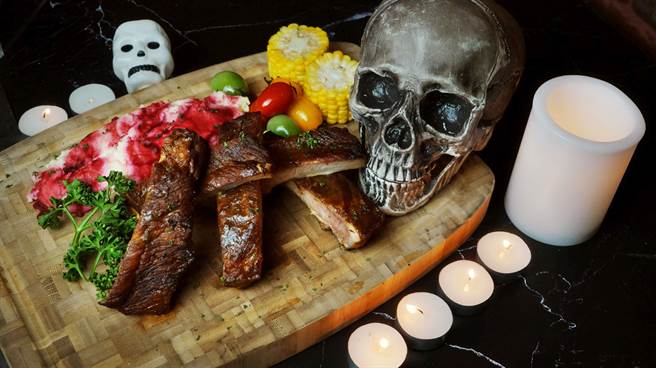 主餐「人骨拼圖豬肋排」，視覺感令人毛骨悚然，提供客人視覺與味覺的雙重衝擊。(北投大地酒店提供)