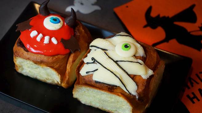 萬聖節住房專案特別優惠1位11歲以下兒童免費入住並贈送一份兒童早餐，另可獲贈鬼臉造型「惡魔肉桂捲」一組。(北投大地酒店提供)