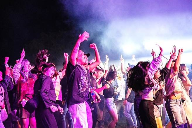 台东县政府主办的「2023 SeMaSeNan台东电音派对」，21日晚间在台东森林公园登场，吸引超过3000人嗨翻天。（台东县政府提供／萧嘉蕙台东传真）