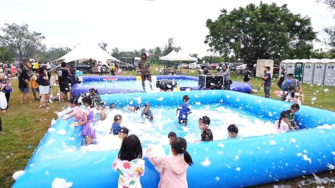 「2023 SeMaSeNan台东电音派对」规画有「魔幻泡泡派对」，大小朋友玩得不亦乐乎，现场欢笑不断。（台东县政府提供／萧嘉蕙台东传真）