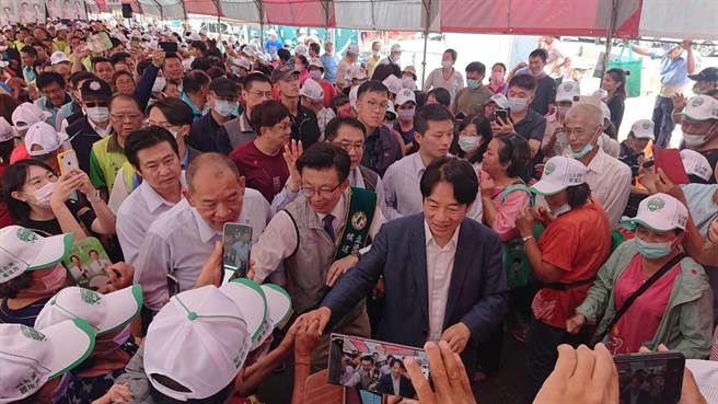 台南市立委郭國文（披綠彩帶者）22日在善化區服務處舉辦聯合競選總部成立造勢大會，與副總統賴清德（藍西裝者）一起大進場，受到支持民眾歡迎。（程炳璋攝）