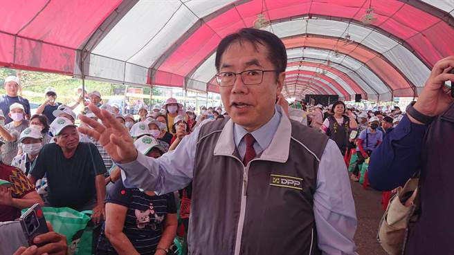 台南市立委郭國文（披綠彩帶者）22日在善化區舉辦立委與總統聯合競選總部成立造勢大會，台南市長黃偉哲到場參加。（程炳璋攝）