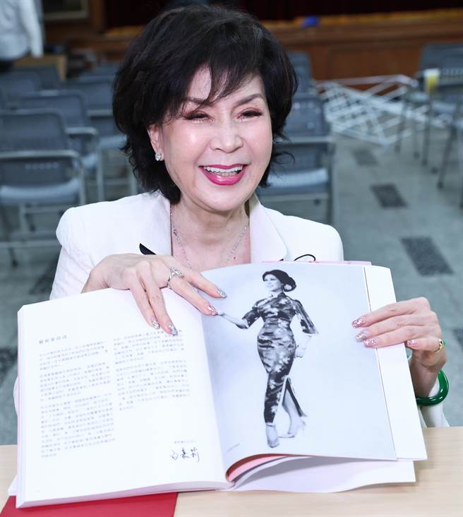 白嘉莉下月舉辦畫展，展示百幅畫作。（陳俊吉攝）