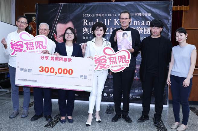 白嘉莉（中）擔任愛心大使，一起捐贈30萬元善款。（陳俊吉攝）