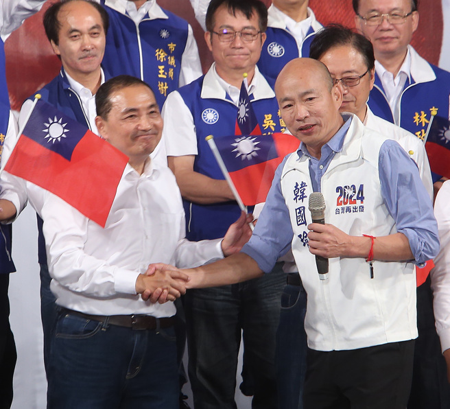 國民黨總統參選人侯友宜（左）近日舉辦造勢大會，前高雄市長韓國瑜（右）皆現身力挺。（資料照，陳怡誠攝）